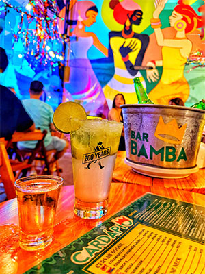 Placa decorativa do bar bamba com bebida em realce escrito espalhe amor por onde você for